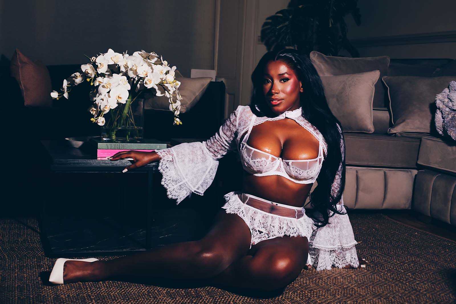 Amour C – Looking to Share Some Fun With You